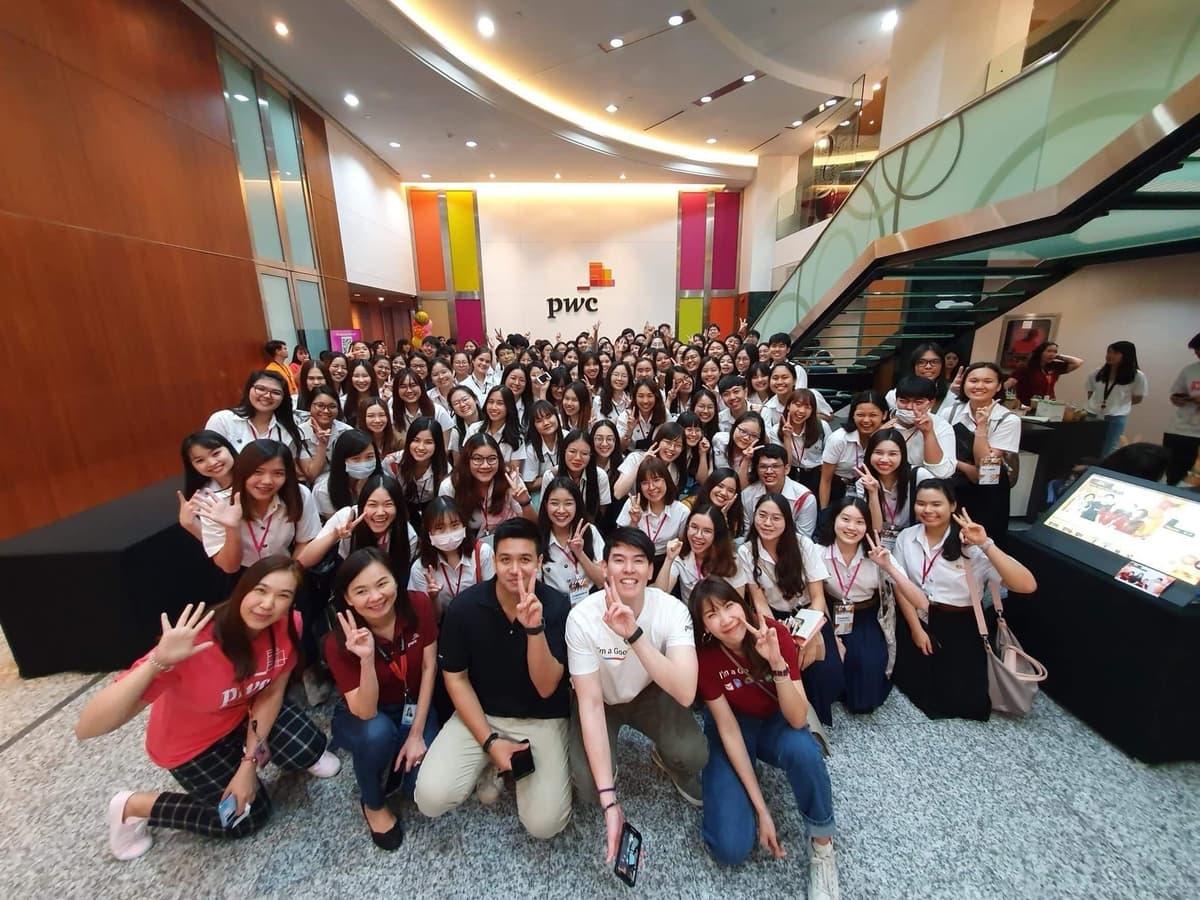 นักศึกษาฝึกงานถ่ายภาพหมู่ที่ล็อบบี้ออฟฟิศ PwC