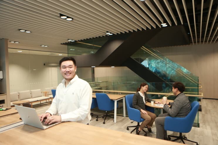 เปิดออฟฟิศใหม่สุดไฮเทคของยูโอบี พร้อม Facilities รอบด้าน ให้เอนจอยกับการทำงานไม่มีสะดุด - 2. ตึกดีไซน์ผลึกคริสตัลทั้งสวยงามและให้ความสำคัญต่อสิ่งแวดล้อม