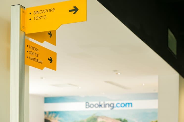 พาทัวร์แผนก CustomerService ของ Booking.com - To read the article in English, Scroll Down.