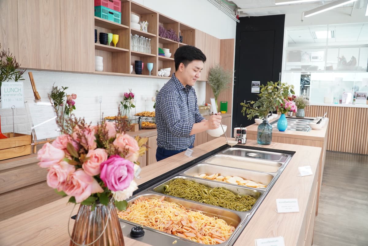 พนักงาน LINE ประเทศไทย ตักอาหารกลางวันในโรงอาหารบริษัท