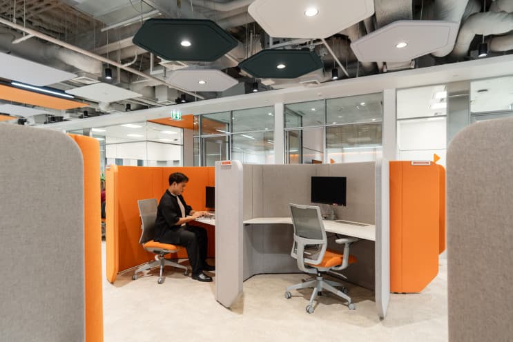 ค้นพบโลกแห่งความเข้าใจที่ FWD ประกันชีวิต : Empathetic Office ที่ใส่ใจทุกหัวใจคนทำงาน - เชื่อมความรู้สึกด้วยธรรมชาติและนวัตกรรม กับบันไดเชื่อมระหว่างชั้น 22 - 23