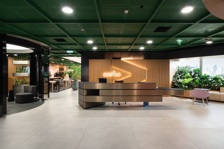 เปิดออฟฟิศที่ออกแบบมาเพื่อรองรับการใช้งานทุกรูปแบบสำหรับทุกคนที่ Accenture - Reception & Welcoming area