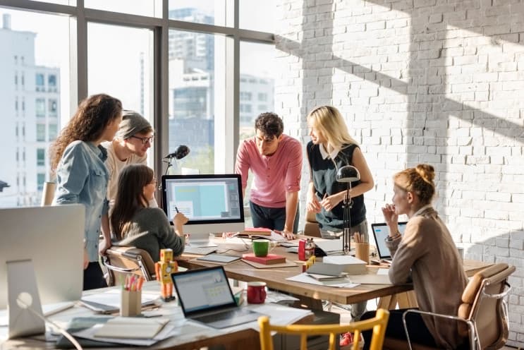 ข้อดีของ Job Hopper เปลี่ยนงานบ่อยใช่ว่าไม่เก่ง! - เรื่องที่คนรุ่นใหม่ตั้งแต่คน Gen Y ถึง Gen Z เปลี่ยนงานบ่อยนั้น HR หลายคนคงเจอมาเองกับตัวและรู้สึกว่าหากจ้างงานเข้ามา ก็จะทำงานได้ไม่นาน แต่สำหรับคนรุ่นใหม่หลายคนแล้ว พวกเขามีความคิด มีไอเดียที่ต้องการจะเปลี่ยนแปลง ดังนั้นนอกเหนือไปจากเรื่องของเงินและสวัสดิการแล้ว โอกาสในการพัฒนาความสามารถของตัวเองก็สำคัญเช่นเดียวกัน ซึ่งหากมองดูแล้วไม่สามารถโตในองค์กรเดิมได้ หลายคนก็คงเลือกที่จะจากไปเพื่อหาโอกาสในการทำงานใหม่ ๆ