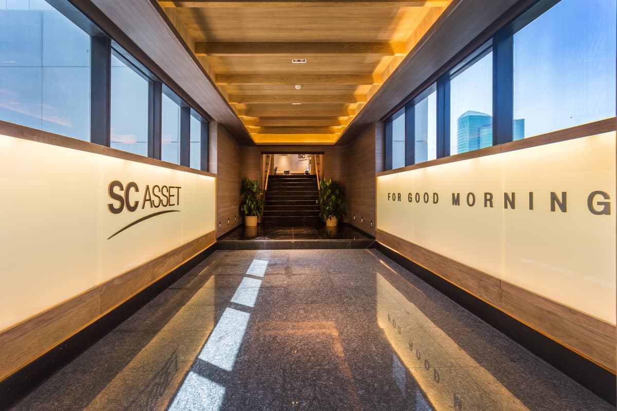 ทางเดินทางเข้าสำนักงาน SC Asset พร้อมข้อความ For Good Morning