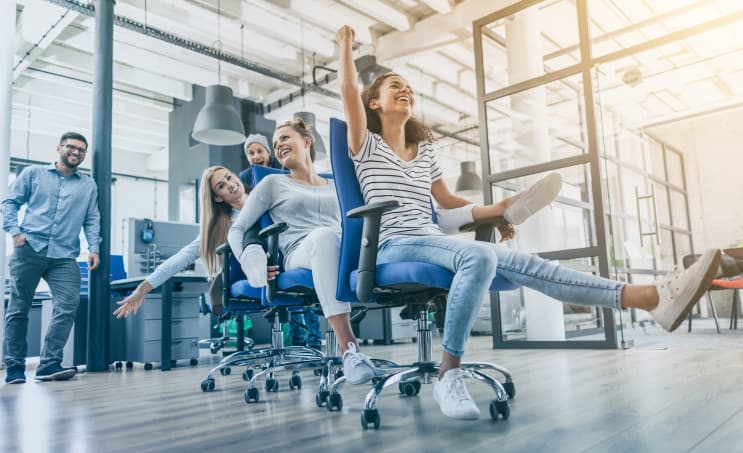 Employer Branding สำคัญแค่ไหน? ชาว HR วางกลยุทธ์ยังไงดีนะ? - ทุกวันนี้ Employer Branding คงไม่ใช่เรื่องที่ต้องมาพูดกันว่าจะทำดีไหม แต่กลายเป็นเรื่องที่ต้องมานั่งคิดกันเลยว่าจะทำอย่างไรให้ออกมาดี บางบริษัทอาจจะมีการตั้งแผนก Employer Branding ขึ้นเป็นส่วนหนึ่งของแผนก HR เพื่อวางแผนและปฏิบัติอย่างจริงจัง เพราะการทำ Employer Branding จะช่วยให้การดึงดูดและการรักษาพนักงานเก่ง ๆ ให้อยู่กับองค์กรเป็นเรื่องที่ทำได้ง่ายและประหยัดงบประมาณได้มากเลยทีเดียว ยิ่งการแข่งขันในโลกธุรกิจที่สูงมากขึ้น ทำให้ Talent ถือเป็นปัจจัยหลักที่จะทำให้ธุรกิจโดดเด่นเหนือคู่แข่งได้ มาดูกันว่ามีเทรนด์อะไรที่ควรติดตามเกี่ยวกับ Employer Branding กันบ้าง (2)