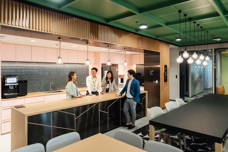เปิดออฟฟิศที่ออกแบบมาเพื่อรองรับการใช้งานทุกรูปแบบสำหรับทุกคนที่ Accenture - Pantry & Networking area