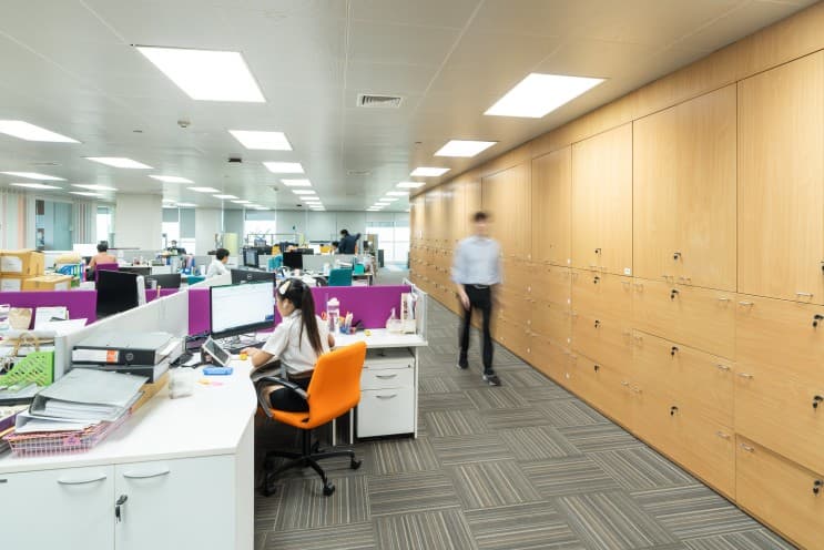พาทัวร์ออฟฟิศ EGCO Group บริษัทไฟฟ้าและพลังงานชั้นนำ ตอบโจทย์ทุกไลฟ์สไตล์ของคนทำงาน - อบอุ่น สบายตาที่แผนกต้อนรับ (Reception Zone)