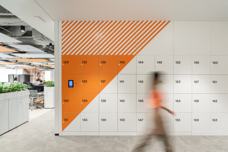 ค้นพบโลกแห่งความเข้าใจที่ FWD ประกันชีวิต : Empathetic Office ที่ใส่ใจทุกหัวใจคนทำงาน - Meeting Room: พื้นที่แห่งการแลกเปลี่ยนไอเดีย